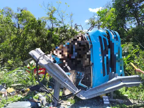 快訊／國3甲水泥車衝護欄！當場翻覆邊坡　駕駛「臟器外露」慘死
