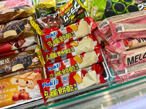 ▲百吉孔雀餅乾雪糕雖然是3月18日起在7-11上市，但已有門市冰櫃先進貨補滿。（圖／記者黃韻文攝）