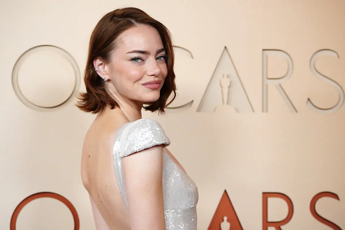 ▲奧斯卡今（16）日登場，《NOWNEW今日新聞》也整理出紅毯5美，艾瑪史東（如圖）身穿光澤感禮服，挖背設計大方露出美背，成為5美之一。另外妮可基嫚，西伯克利、安海瑟薇、黛咪摩爾也都相當亮眼。（圖／美聯社／達志影像）