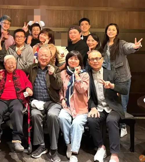 ▲Selina（後排左4）現身105歲外婆的壽宴，近況曝光、懷孕傳聞再起。（圖／翻攝自臉書）