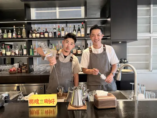 ▲楊皓崴（右）在店裡幫忙洗杯子，弟弟負責調酒。（圖／爾傑娛樂提供）