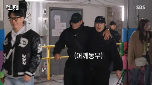 ▲金鍾國（中）因耳蝸出問題，由哈哈（右）攙扶進場。（圖／翻攝自《Running Man》）