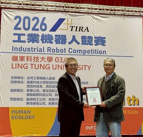 ▲台灣工業機器人協會王三輔理事長(左)頒發感謝狀給嶺東科大智慧科技學院卓裕榮院長(右)。（圖／嶺東科大提供）