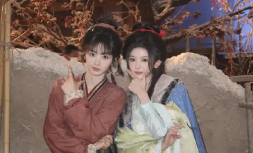 ▲孔雪兒（右）在《逐玉》中和田曦薇是閨密，被封最強女配。（圖／翻攝自微博@孔雪兒）