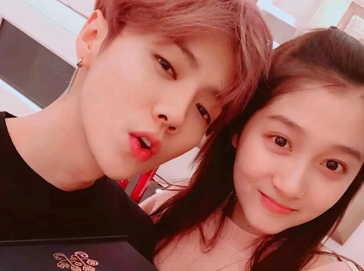 ▲微博近日瘋傳頂流情侶復合，關曉彤（右）與鹿晗（左）火速被點名，還傳出是女方主動挽回戀情，引發熱烈討論，不過有粉絲揪1關鍵，原PO曾提到兩人名字都是3個字，指出鹿晗不符合條件。（圖／微博@電竟兔兒爺）