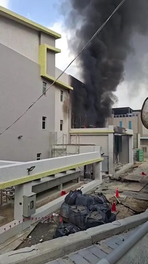 ▲位於東區力行路的台電竹園超高壓變電所，下午發生火災，現場火勢十分猛烈。（圖／新竹市消防局提供）