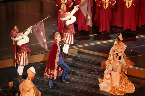 ▲康納歐布萊恩（中）在奧斯卡開場表演上演「封王登基」秀。（圖／美聯社／達志影像）