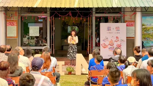 ▲高市府客委會主委楊瑞霞致詞分享透過藝術課程引導孩子追尋家族脈絡，傳承家族記憶與土地情感。（圖／高市府客委會提供）