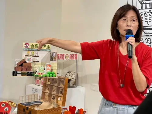 ▲策展人劉癸蓉老師透過物件述說老鹽埕的故事。（圖／高市府客委會提供）
