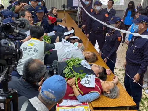 南投焚化爐爆衝突！民眾「請喝末日奶茶」　狂撒這東西場面失控
