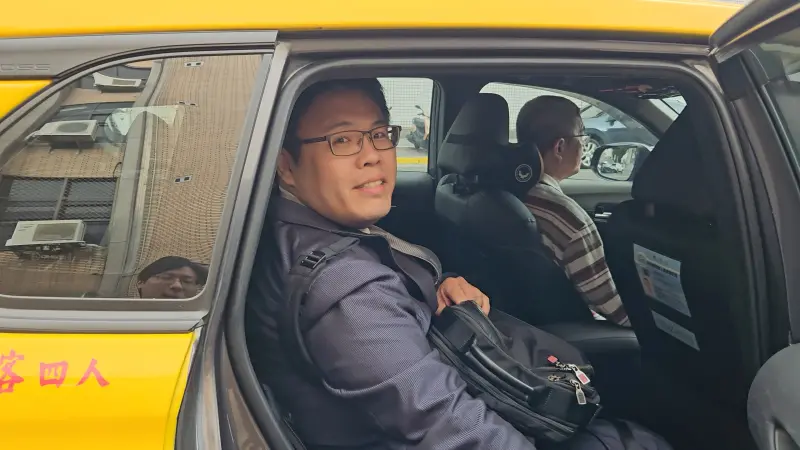    ▲懲戒法院首次開庭，施志遠開庭結束後繼續在法院裡待了35分鐘，等到計程車來才下樓離開。（圖／記者劉松霖攝）  