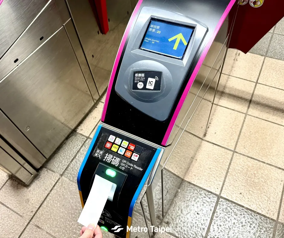 ▲QR Code單程票要使用新式閘門更下方的掃碼區，即可順利進出站。（圖／台北捷運公司）