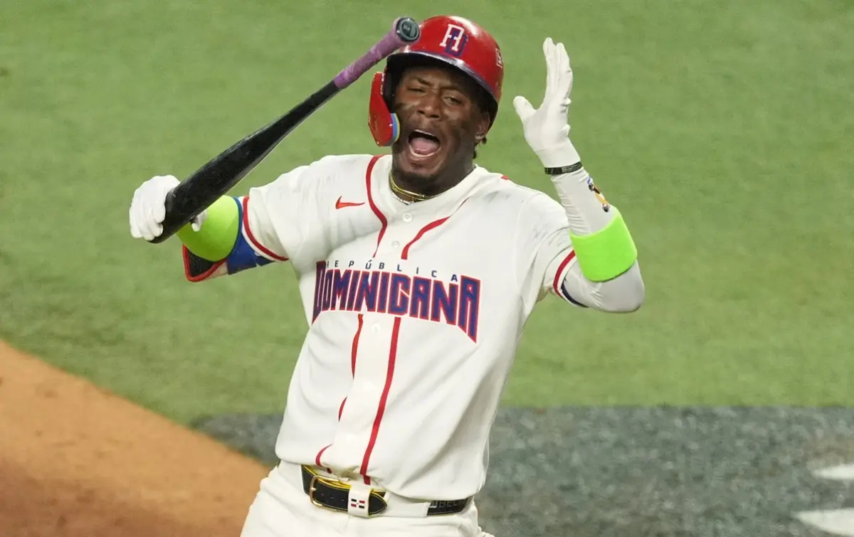 ▲美國籍主審面對明顯偏低滑球判決好球，讓效力MLB響尾蛇的球星珀多莫（Geraldo Perdomo）遭再見三振，賽後大批球迷痛罵主審布萊瑟，珀多莫則發生還原事發當下的情境。（圖／美聯社／達志影像）