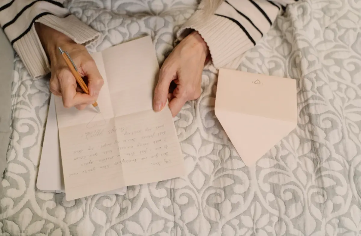 ▲台北某大學教授的女兒遭同居男友家暴，他的黑歷史還有偷女方鑰匙侵入家中並在臥室放信件。（圖／翻攝pexels）