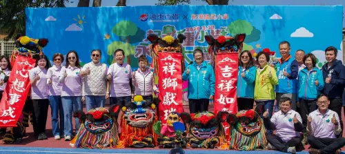 ▲遠東百貨總經理徐雪芳、新竹縣政府代表、新竹縣議會議員及遠百經營團隊，於新竹縣竹北市新港國小植樹活動現場合影，並由校方舞獅隊帶來熱鬧演出，象徵植樹行動吉祥啟動。（圖／遠百提供）