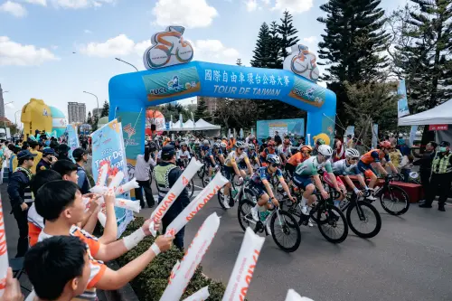 ▲2026環台賽桃園市站沿路有11所學校8個區公所組成沿線加油團，計有1000名以上的民眾。（圖／國際自由車環台賽）