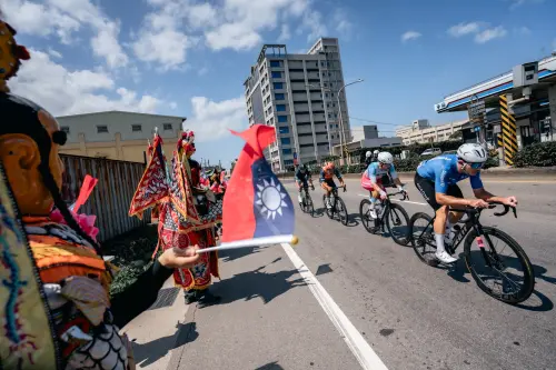 ▲中華隊李廷威(右3)途中突圍近50公里，成功取得衝刺第三獲得2分衝刺分。（圖／國際自由車環台賽）