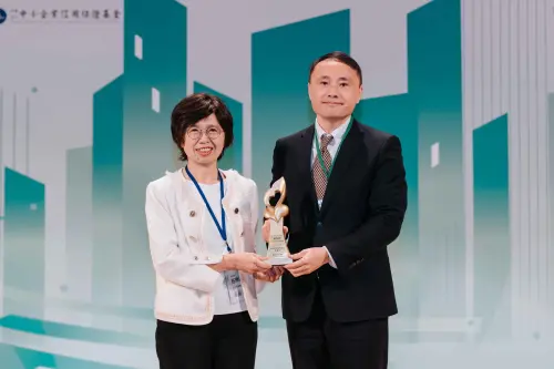 ▲中信銀行於「2026 中小企業信用保證融資業務績優金融機構及授信經理人頒獎典禮」獲頒「批保卓越獎」、「協助提升國內薪資水準獎」、「信保躍升獎」及「信保金質獎（授信經理人）」等四大獎項，由金融監督管理委員會副主委莊琇媛（左）擔任頒獎貴賓之一，中信銀行新興金融處處長陳明輝資深副總經理（右）代表受獎。（圖／中信銀行提供）