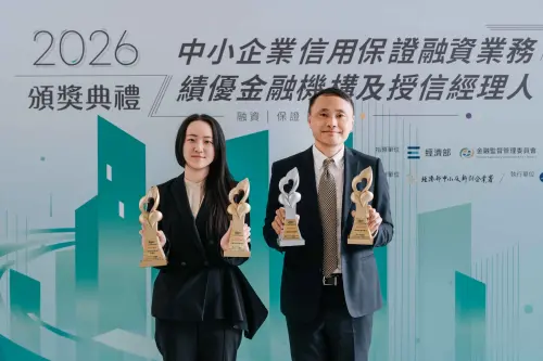 ▲中信銀行於「2026 中小企業信用保證融資業務績優金融機構及授信經理人頒獎典禮」獲頒「批保卓越獎」、「協助提升國內薪資水準獎」、「信保躍升獎」及「信保金質獎（授信經理人）」等四大獎項，中信銀行新興金融處處長陳明輝資深副總經理（右）代表出席領獎。（圖／中信銀行提供）