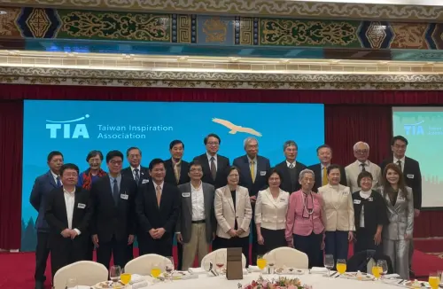 Former president Tsai stands in a group photo with leaders of all fields at the TIA annual summit. (TCN)