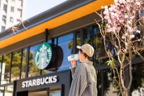 ▲「星巴克林口文化北門市」開幕賞櫻花。（圖／星巴克提供）