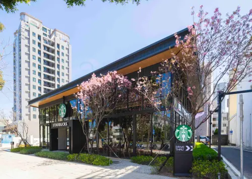 ▲星巴克又有櫻花秘境，林口文化北門市開幕快朝聖。（圖／星巴克提供）