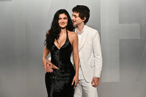 ▲甜茶（右）緊抱女友凱莉（左）大方秀恩愛。（圖／美聯社）