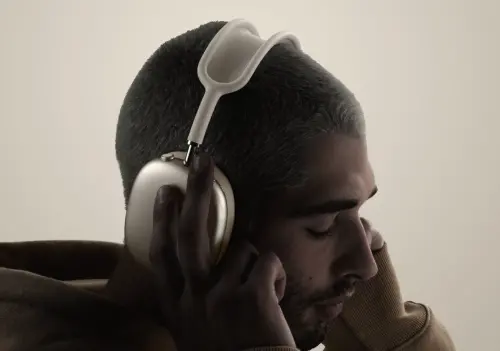 ▲蘋果AirPods Max 2重量沒有減輕，對於耳機重量很在乎的用戶建議可以試戴過後再決定。（圖／記者周淑萍攝）