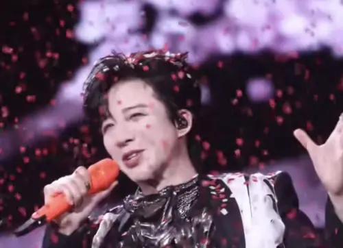 劉宇寧開唱吃一嘴紙！才剛深情下秒「呸呸呸」粉絲笑歪：瞬間破防
