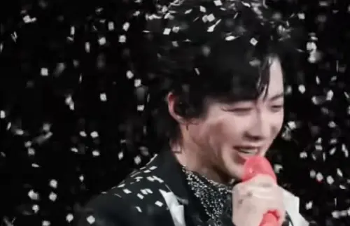 ▲紙花太多，劉宇寧自己都笑場。（圖／翻攝自微博）