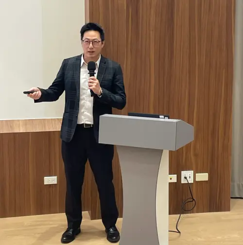 Wayne Lo Wei-yuan, head prosecutor at the Anti-Money Laundering Office, speaks at a lecture at National Chengchi University. (TCN)