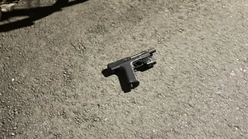 ▲ 警方於現場查獲一把鎮暴槍。（圖／警方提供）