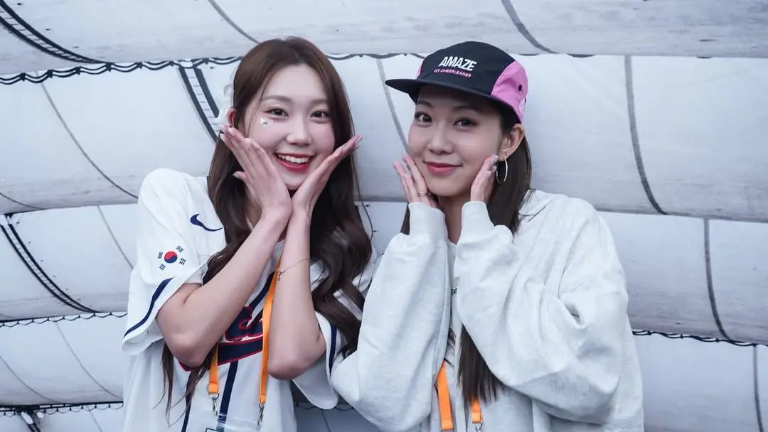 ▲統一獅啦啦隊侯芳（右）因撞臉韓國朴淡備（左）爆紅，東京巨蛋同框更掀話題，她從機械系畢業放棄10萬高薪工程師工作，投身啦啦隊追夢爆紅，前進東京巨蛋應援時更感動落淚。（圖／翻攝自IG@come_together_2026）