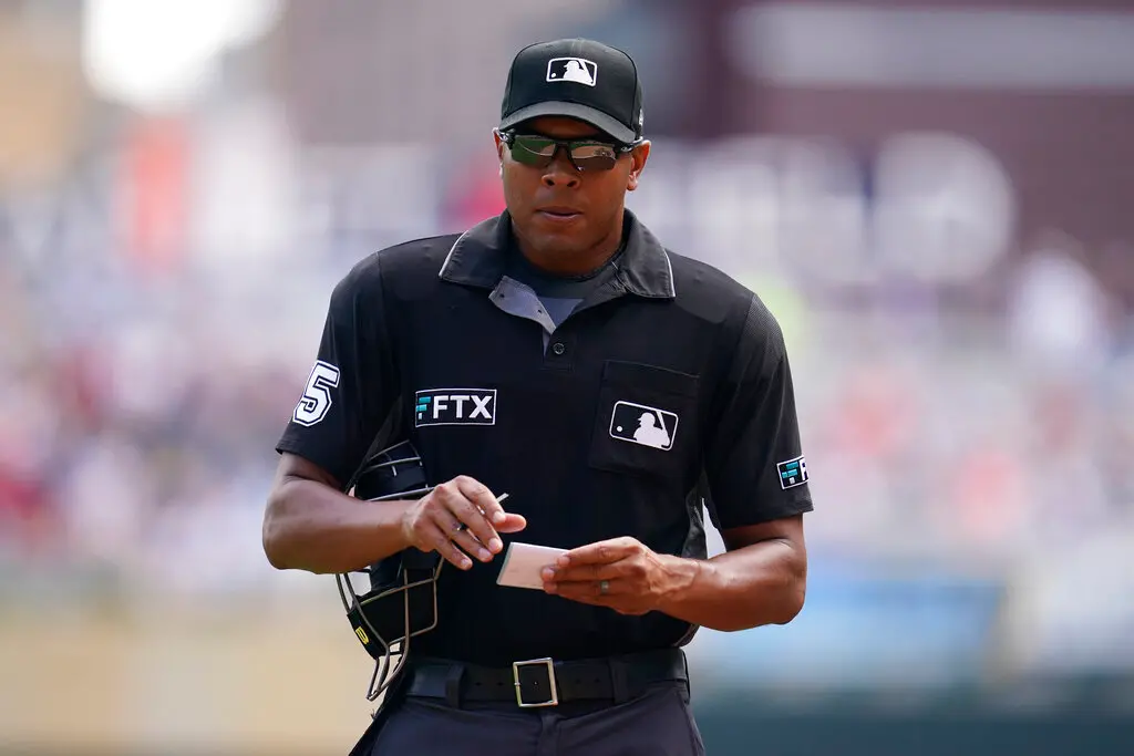 ▲委內瑞拉投手投出一顆時速高達158公里的速球，由於捕手完全沒能接捕，火球直接重擊主審李哈克（Jeremie Rehak）面罩，導致其當場重心不穩踉蹌，比賽一度中斷約兩分鐘，全場觀眾驚呼連連。（圖／美聯社／達志影像）