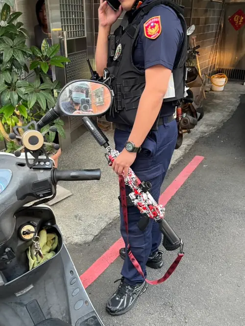 ▲邱男不滿黎男對兒女飆罵粗口，便拿著手中的玩具水槍上前和對方理論。（圖／警方提供）