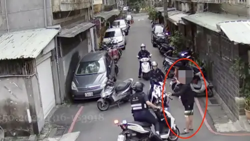 兒玩一半突衝馬路險被撞！騎士怒飆粗口　中和爸「掏槍」護子慘了