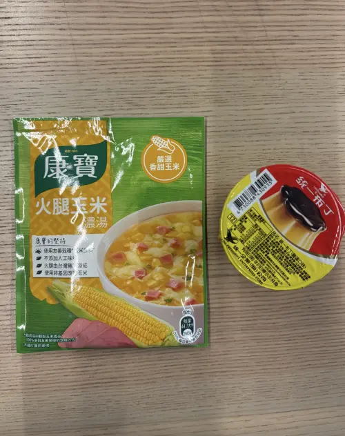 ▲▼康寶小編竟在玉米濃湯用熱水泡開後，在碗中加入一整個統一布丁，甚至整碗均勻攪拌。（圖／翻攝自Threads@knorrtw）