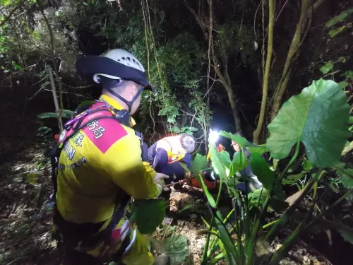 高雄父子失蹤案逆轉！老父「留2藥罐」墜坡亡　兒涉加工自殺羈押