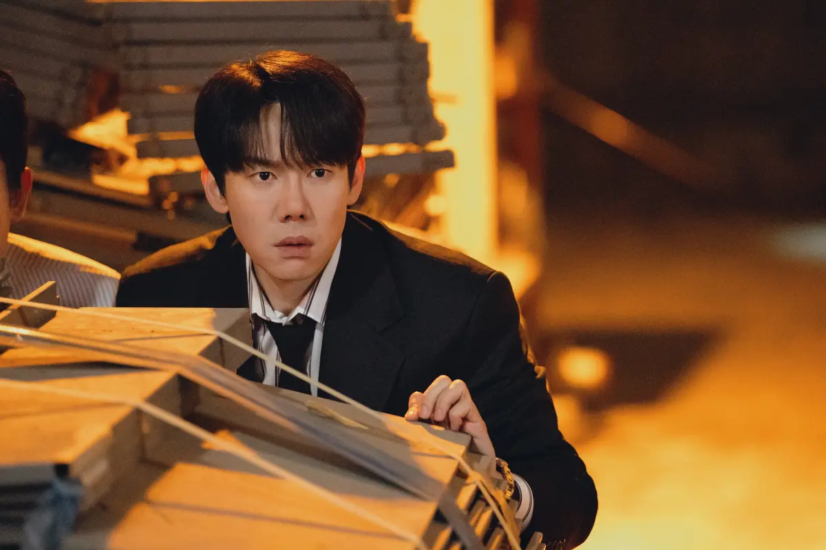 ▲柳演錫在《神與律師事務所》常被鬼魂附身，第一集更在法庭上用方言爆粗口，溫文儒雅形象瞬間全崩。（圖／Hami Video）