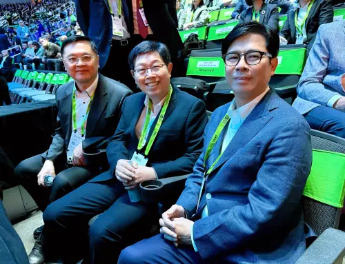 ▲陳其邁與鴻海集團董事長劉揚偉於NVIDIA GTC會場中熱烈交流，陳其邁表示，市府與鴻海是長期策略合作夥伴，歡迎鴻海未來能夠繼續投資高雄。（圖／高市府提供）