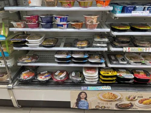 ▲7-11門市鮮食櫃下方貼著大大的品牌大使周子瑜「星級饗宴」廣告，視覺相當吸睛，但並非款款皆參與附贈限量小卡的活動。（圖／記者徐銘穗攝）