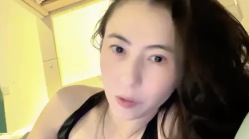 45歲張柏芝素顏長這樣！大臉、私服直播放送　床上吃零食根本宅女