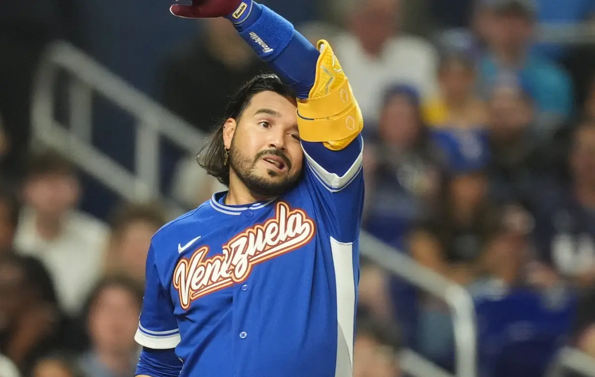 ▲WBC委內瑞拉主砲蘇亞瑞茲（Eugenio Suarez）首打席喊暫停不被主審理會，只能被迫「助跑」跑回打擊區揮棒，最終打出界外球，不少觀賽的球迷立刻想到中職經典畫面之一「典藏．朱鴻森」，還笑說兩人甚至連背號都一樣是穿7號。（圖／美聯社／達志影像）