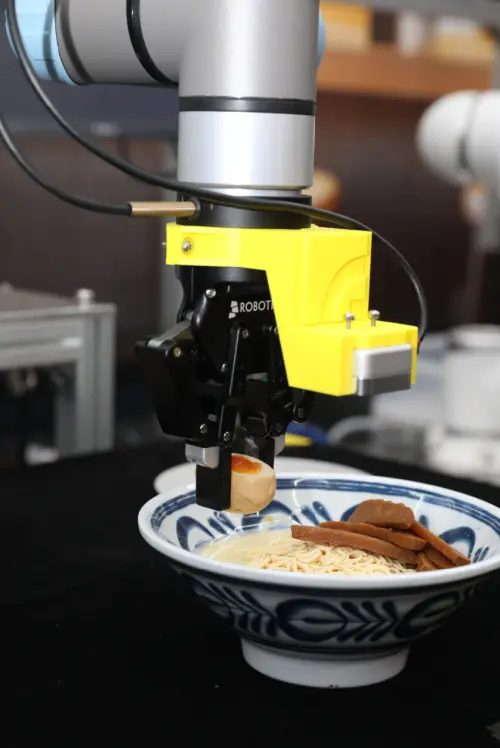 甩麵與擺盤一次到位！淨零城市展引商機　拉麵師傅也可以AI化
