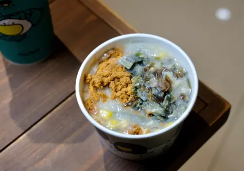 ▲「丹丹漢堡」的懷舊神物「皮蛋瘦肉粥」再度拿出開賣，單點55元。（圖／記者葉盛耀攝）