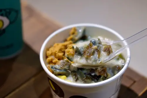 ▲「丹丹漢堡」的「皮蛋瘦肉粥」以湯匙隨便一挖，都有多種配料。（圖／記者葉盛耀攝）