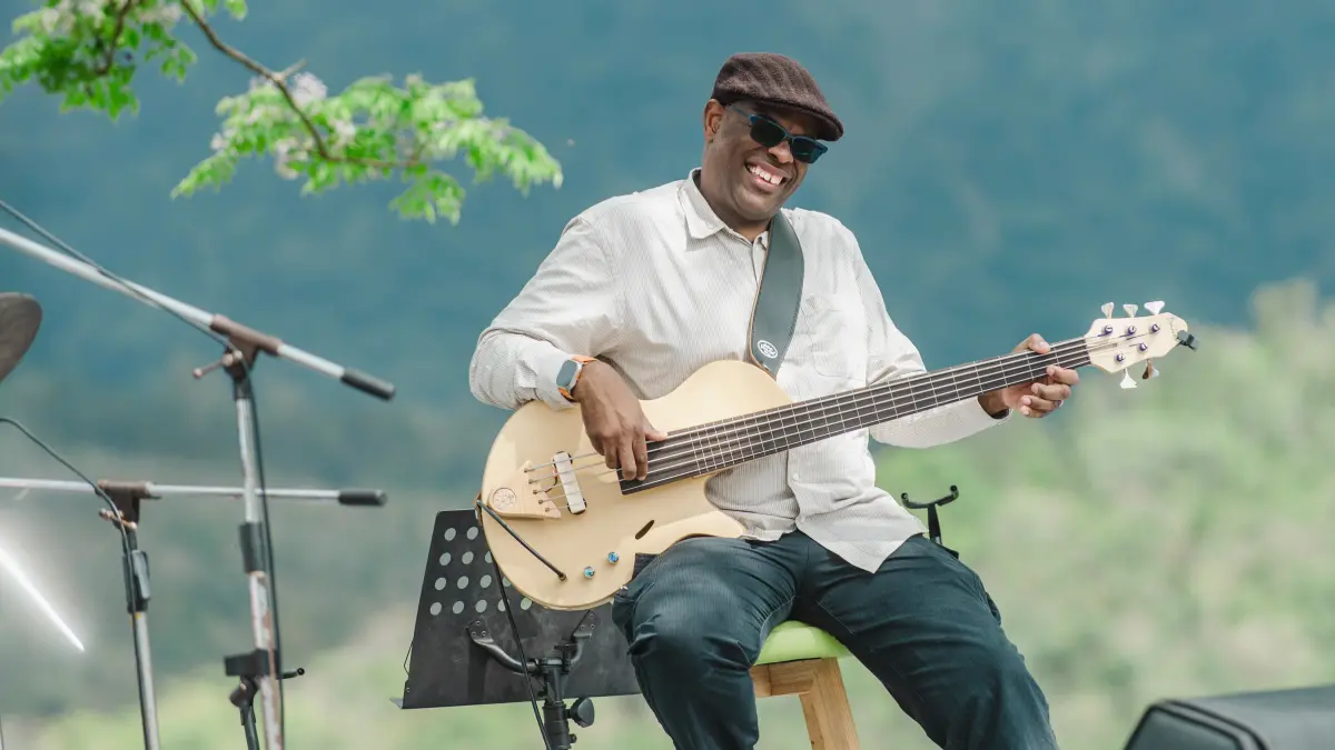 ▲「爵對有春」集結16組國內外爵士樂團與流行音樂人輪番獻藝，包含紐約貝斯手郝東東領軍的CLUBS 黑梅花俱樂部等。（圖／高流提供）