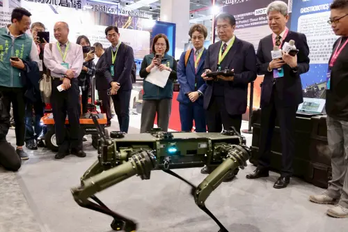 ▲ 在臺南舘市長黃偉哲自己動手操作機器人。（圖／南市府提供）