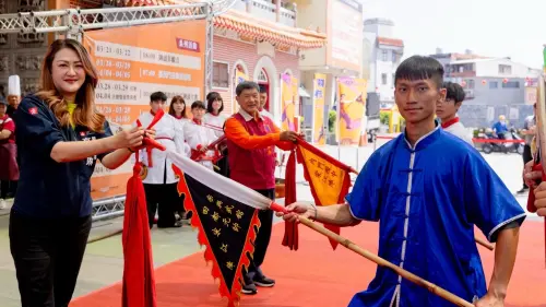 ▲觀光局長高閔琳（左）、內門紫竹寺主委劉銀城（右）共同為陣頭結綵，祈求活動平安順利。（圖／高市府觀光局提供）