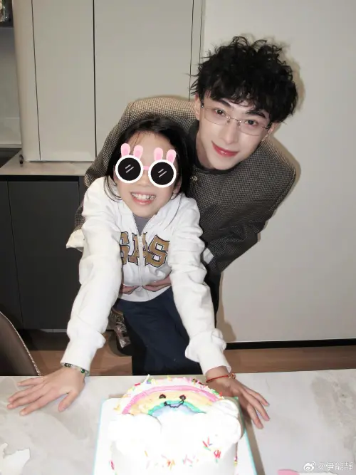 ▲恩利（後）跟妹妹米粒（前）的感情非常好。（圖／微博@伊能靜）